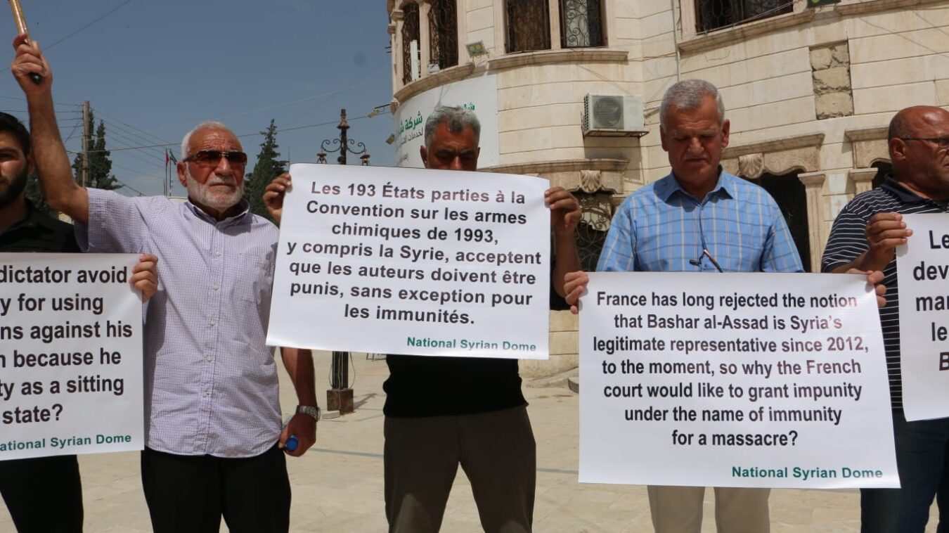 طالب المتظاهرون المحكمة الفرنسية والدول المعنية بتأكيد مذكرات الاعتقال الصادرة بحق الأسد