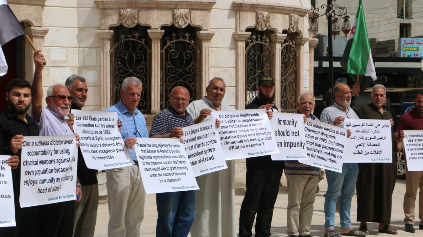 منتدى الحوار الوطني ينظم تظاهرة في أعزاز رفضاً للمحكمة الفرنسية ودعماً لمحاسبة الأسد