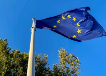 قرار رسمي بتخفيف العقوبات الأوروبية على سوريا: تأثيراته وآفاقه