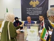 انطلقت صباح اليوم الأحد، في مختلف المحافظات السورية، عملية اختيار أعضاء مجلس الشعب في أول انتخابات تشريعية تُجرى منذ سقوط نظام بشار الأسد، وسط حضور بعثات دبلوماسية وسفراء عدد من الدول في بعض المراكز الانتخابية.